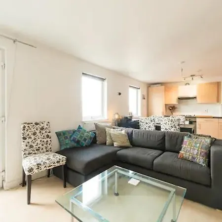 Large London Apartment Near Portobello Market, Notting Hill